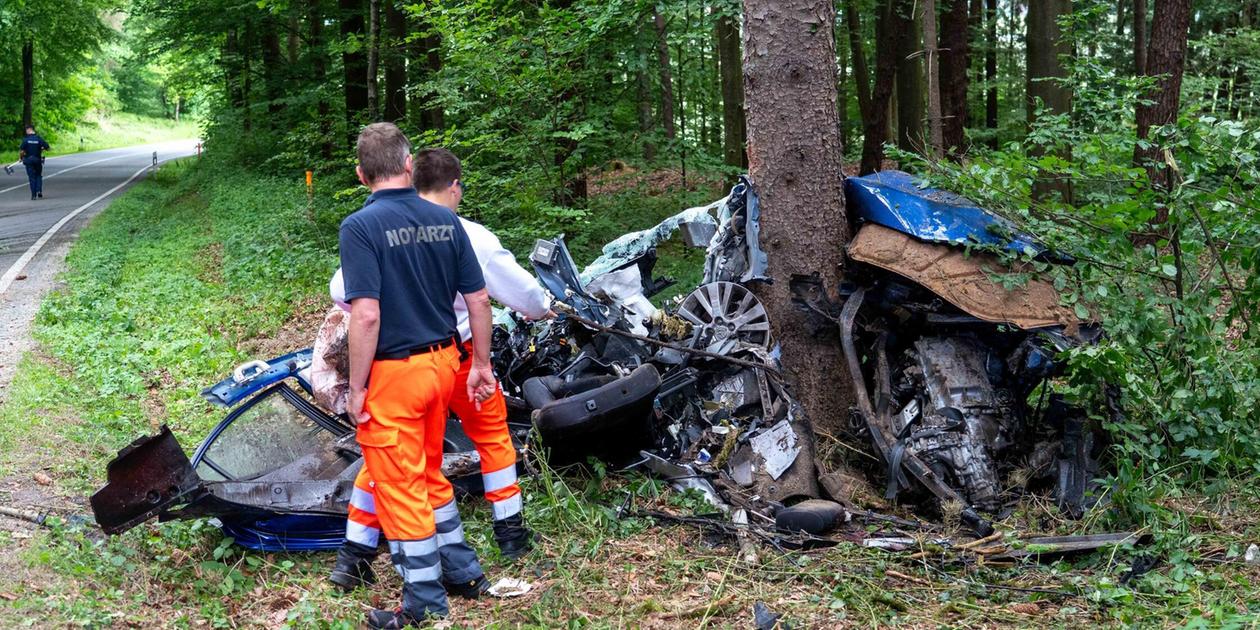 Horror Unfall In Bayern 21 J hriger K mpft Um Sein Leben Auto horror-unfall-in-bayern-21-j-hriger-k-mpft-um-sein-leben-auto