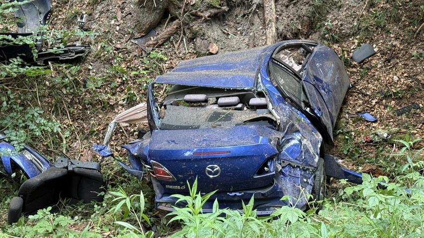 Die Einsatzkräfte entdecken die Wrackteile des Pkw mehrere Meter voneinander entfernt. Die Einsatzkräfte entdecken die Wrackteile des Pkw mehrere Meter voneinander entfernt.