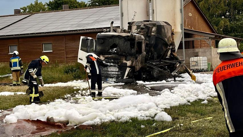 Der 46-jährige Fahrer des Silo-Lastwagens war offenbar mit einer Arbeitsvorrichtung am Fahrzeug bei Ladetätigkeiten auf einem landwirtschaftlichen Anwesen an der B22 an eine Oberleitung gekommen. Der 46-jährige Fahrer des Silo-Lastwagens war offenbar mit einer Arbeitsvorrichtung am Fahrzeug bei Ladetätigkeiten auf einem landwirtschaftlichen Anwesen an der B22 an eine Oberleitung gekommen.