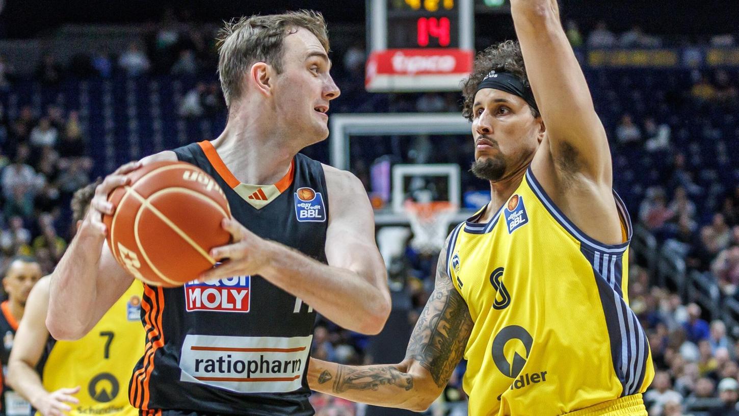 Philipp Herkenhoff (l) setzt sich mit seinen Ulmern gegen Michael Kessens und Alba Berlin durch. Philipp Herkenhoff (l) setzt sich mit seinen Ulmern gegen Michael Kessens und Alba Berlin durch.
