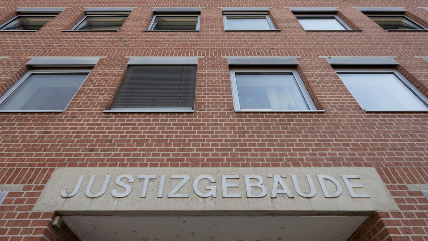Vor dem Landgericht Landshut wird einer 44 Jahre alten Frau der Prozess gemacht. Sie soll ihren Lebenspartner aus Habgier ermordet haben. (Archivbild) Vor dem Landgericht Landshut wird einer 44 Jahre alten Frau der Prozess gemacht. Sie soll ihren Lebenspartner aus Habgier ermordet haben. (Archivbild)