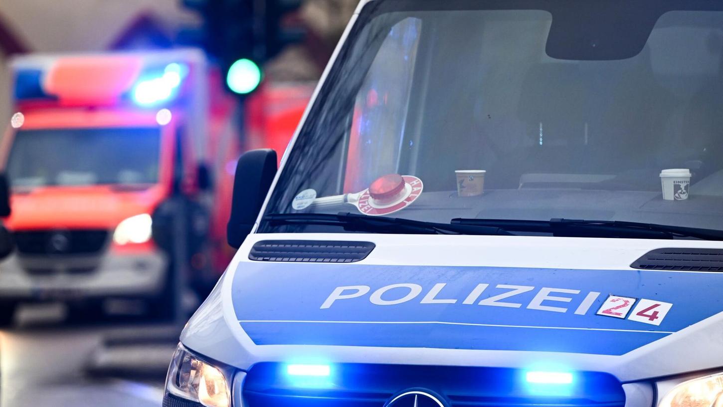Der Rettungswagen bringt die beiden Teenager in eine Klinik, während die Polizei die Unfallstelle absichert. (Symbolbild) Der Rettungswagen bringt die beiden Teenager in eine Klinik, während die Polizei die Unfallstelle absichert. (Symbolbild)