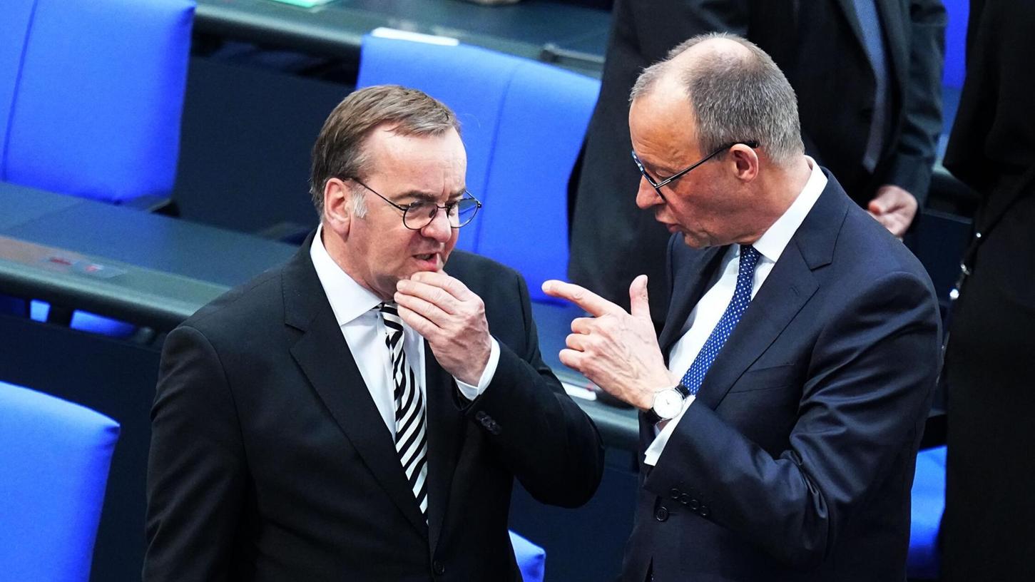 Seinen ersten Truppenbesuch macht der neue Kanzler zusammen mit seinem Verteidigungsminister. Seinen ersten Truppenbesuch macht der neue Kanzler zusammen mit seinem Verteidigungsminister.