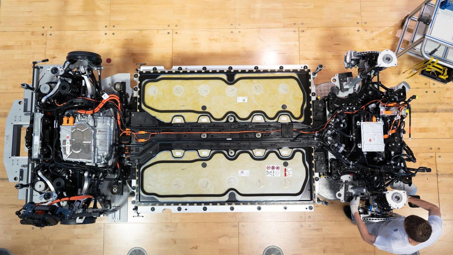 Elektroauto in der Herstellung. Die braucht in der Regel - vor allem wegen der Batterie - mehr CO2 als bei einem Verbrenner, im Betrieb wird das aber mehr als ausgeglichen. (Archivbild) Elektroauto in der Herstellung. Die braucht in der Regel - vor allem wegen der Batterie - mehr CO2 als bei einem Verbrenner, im Betrieb wird das aber mehr als ausgeglichen. (Archivbild)