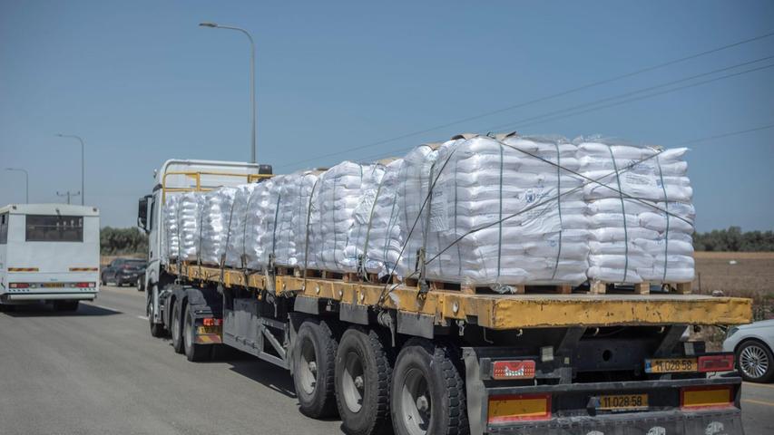 Seit ein paar Tage rollen wieder Lastwagen mit humanitärer Hilfe über die Grenze nach Gaza. Seit ein paar Tage rollen wieder Lastwagen mit humanitärer Hilfe über die Grenze nach Gaza.
