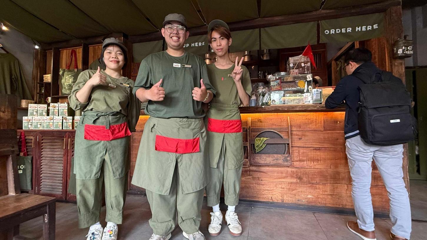 Duc Anh Lee (Mitte) und seine Mitarbeiter sind stolz, im Cong Caphe zu arbeiten. Duc Anh Lee (Mitte) und seine Mitarbeiter sind stolz, im Cong Caphe zu arbeiten.