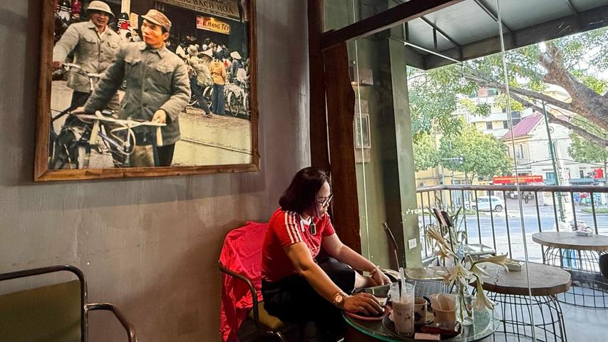 Die Vietnamesen lieben ihr Cong Caphe - aber auch viele Touristen kommen. Die Vietnamesen lieben ihr Cong Caphe - aber auch viele Touristen kommen.