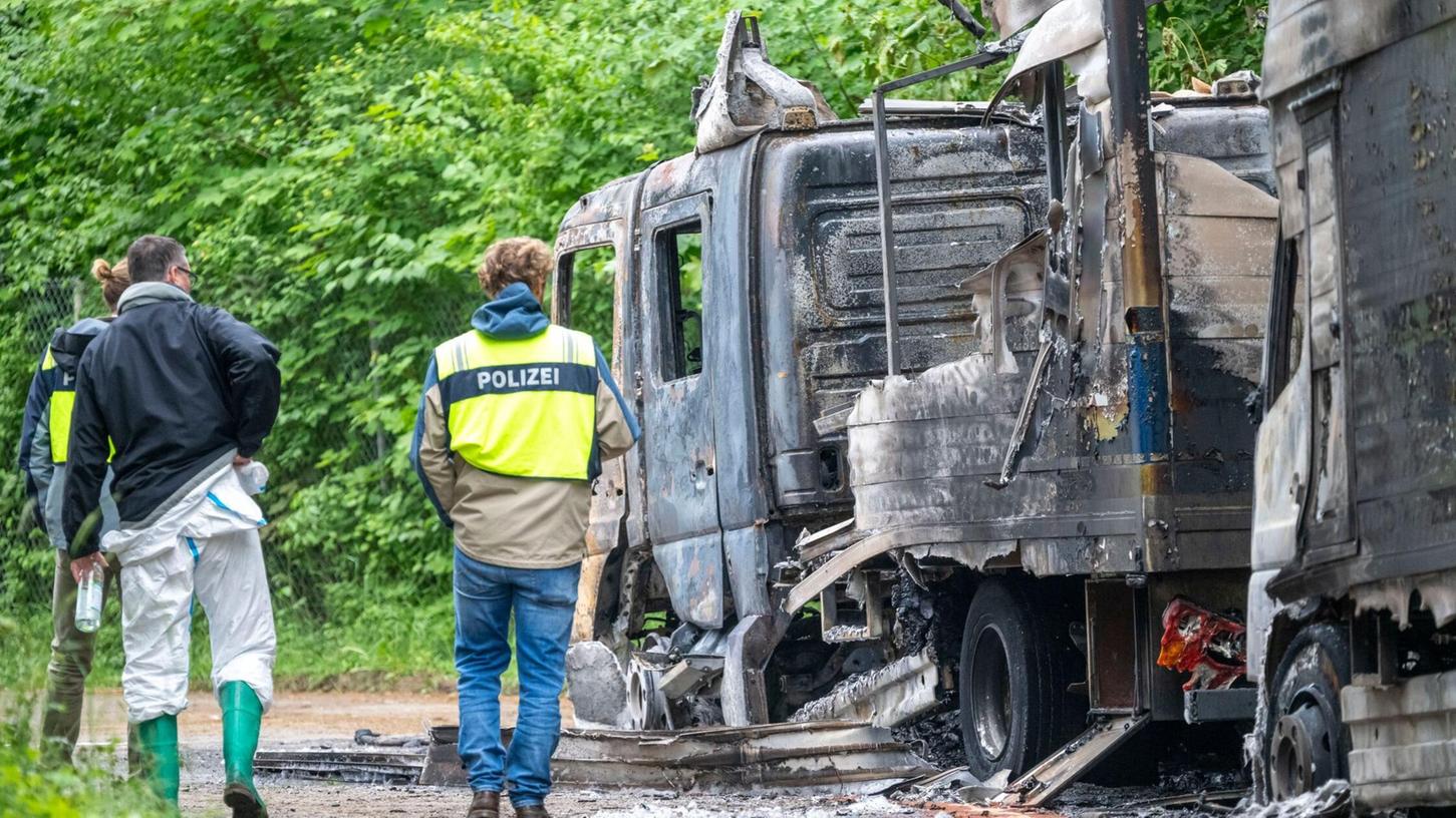 Nach Angaben der Polizei wurden sechs Fahrzeuge beschädigt, vier davon erlitten durch das Feuer einen Totalschaden. Nach Angaben der Polizei wurden sechs Fahrzeuge beschädigt, vier davon erlitten durch das Feuer einen Totalschaden.