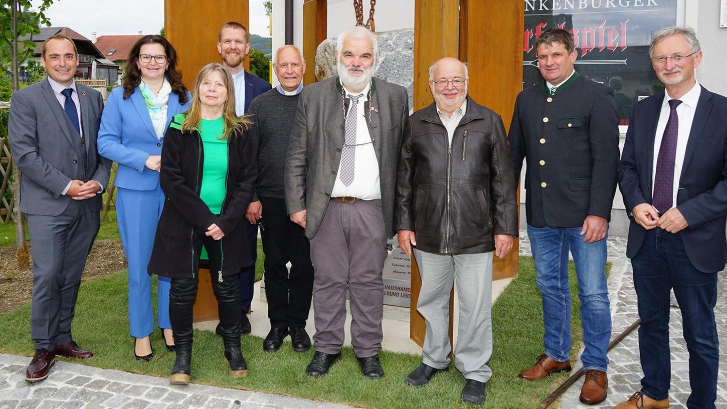 Bürgermeister Martin Hundsdorfer mit dem Bürgermeister aus Frankenburg und Organisatoren und Akteure des Stücks „Würfelspiel“. Bürgermeister Martin Hundsdorfer mit dem Bürgermeister aus Frankenburg und Organisatoren und Akteure des Stücks „Würfelspiel“.