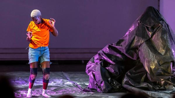 Am Freitag startet das 24. Internationale Figurentheaterfestival. Angefangen in Erlangen, findet das Event inzwischen auch in Nürnberg, Fürth und Schwabach statt. Bis einschließlich 1. Juni zeigen Kompanien aus dem In- und Ausland in Theatern und auf öffentlichen Plätzen verschiedenste Programme. Offiziell eröffnet wir das Ereignis am Freitagabend mit dem Stück "Bewohner" im Markgrafentheater Erlangen. Start: 19.30 Uhr.