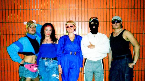 Das Rave-Kollektiv Sachsentrance ist - der Name lässt es vermuten - im deutschen Osten zu Hause und mitverantwortlich für das anhaltende Trance Revival in den Techno Clubs von Nord bis Süd. Am Freitag stellt die Truppe ihren euphorischen High Energy Sound, der seinen Ursprung in den Neunzigern hat, im Haus 33 vor. Die Party in dem Club an der Nürnberger Stadtmauer beginnt um 23 Uhr. Wie üblich sind zwei Floors geöffnet.