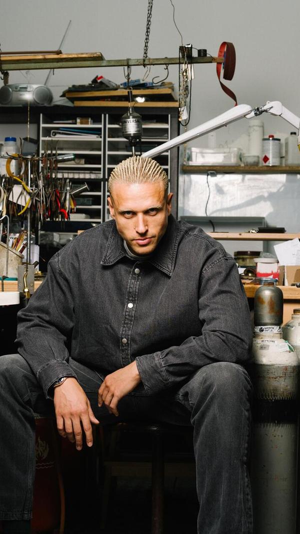 Der Berliner DJ Somewhen wird im Schatten des Berghain groß und war gemeinsam mit Kumpel Kobosil jahrelang Resident-DJ im wohl besten Club der Welt. Inzwischen ist Somewhen in der Schweiz zu Hause, soundtechnisch eher im Hard Techno und Trance verortet - und Main Act auf großen Raves. Am Freitag performt der zwei Meter große Modellathlet bei Fever Dream im Z-Bau. Beginn: 22 Uhr.