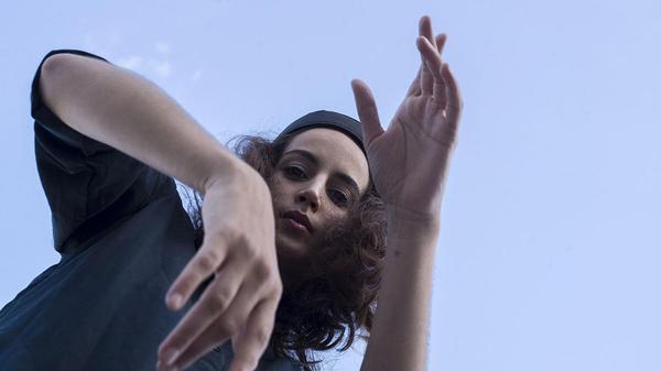 Rapperin Ebow kommt nach Erlangen. Die Musikerin gilt in der Branche als gewichtige Stimme und hat bis heute fünf Alben herausgebracht. Am Freitag stellt sie ihre Songs im E-Werk Erlangen vor. Das Konzert zwischen Indierock, RnB und Cloud Rap beginnt um 20 Uhr.