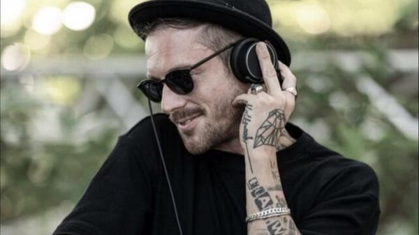 2014 hebt Lars Kohl alias Boho das Label Jannowitz aus der Taufe und veröffentlicht darüber Minimal und Deep Techno. Drei Jahre später wird aus dem Labelboss auch ein DJ. Am Samstag dreht der Mischer, der inzwischen auch auf Labels wie Katermukke und Stil vor Talent releast, in der Mitte Soundbar ein paar Tracks. Mit dabei ist Hausherr Lutz. Beginn: 22.30 Uhr.