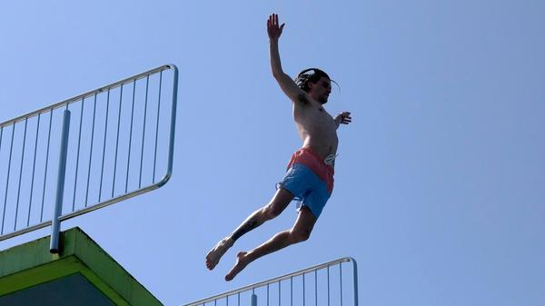 Das Freibad Bayer 07 richtet am Samstag einen Anbadetag aus. Ab 10 Uhr kann man ins Wasser hüpfen und sich darüber hinaus über die Sportabteilungen des Vereins informieren. Dazu reicht Wirt Jörg die zu einem Freibadbesuch gehörenden Pommes. Der Eintritt ist frei.