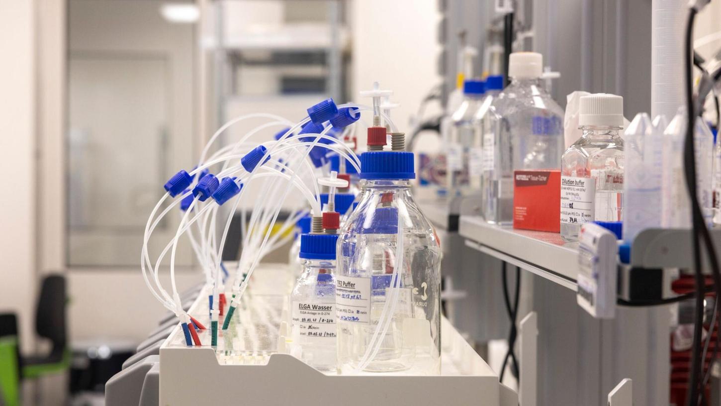 Tüffteln im Labor: Die Chemie- und Pharmaindustrie gibt so viel für Forschung aus wie nie zuvor (Archivbild) Tüffteln im Labor: Die Chemie- und Pharmaindustrie gibt so viel für Forschung aus wie nie zuvor (Archivbild)