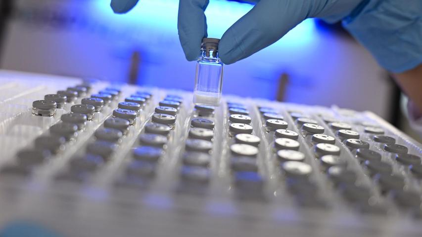 Die Chemie- und Pharmabranche gibt im Industrievergleich besonders viel für Forschung aus (Archivbild) Die Chemie- und Pharmabranche gibt im Industrievergleich besonders viel für Forschung aus (Archivbild)