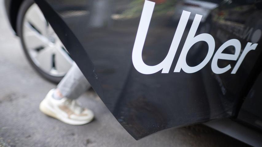 Frauen können auf der Fahrdienstplattform Uber nun Fahrten ausschließlich bei Fahrerinnen buchen. (Archivbild) Frauen können auf der Fahrdienstplattform Uber nun Fahrten ausschließlich bei Fahrerinnen buchen. (Archivbild)