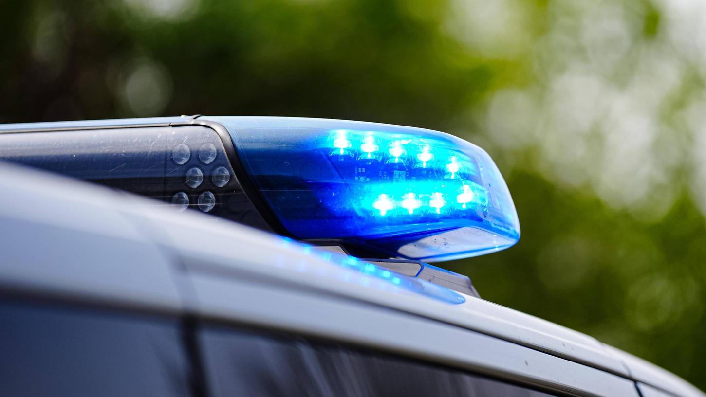 In Unterfranken wurde ein Geldautomat gesprengt - die Polizei sucht nach Zeugen. (Symbolbild) In Unterfranken wurde ein Geldautomat gesprengt - die Polizei sucht nach Zeugen. (Symbolbild)