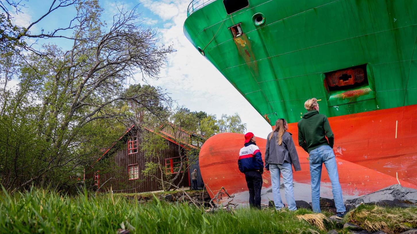 Das war knapp: Ein Containerschiff ist in einem norwegischen Fjord kurz vor einem Haus am Wasser zum Stehen gekommen. Das war knapp: Ein Containerschiff ist in einem norwegischen Fjord kurz vor einem Haus am Wasser zum Stehen gekommen.