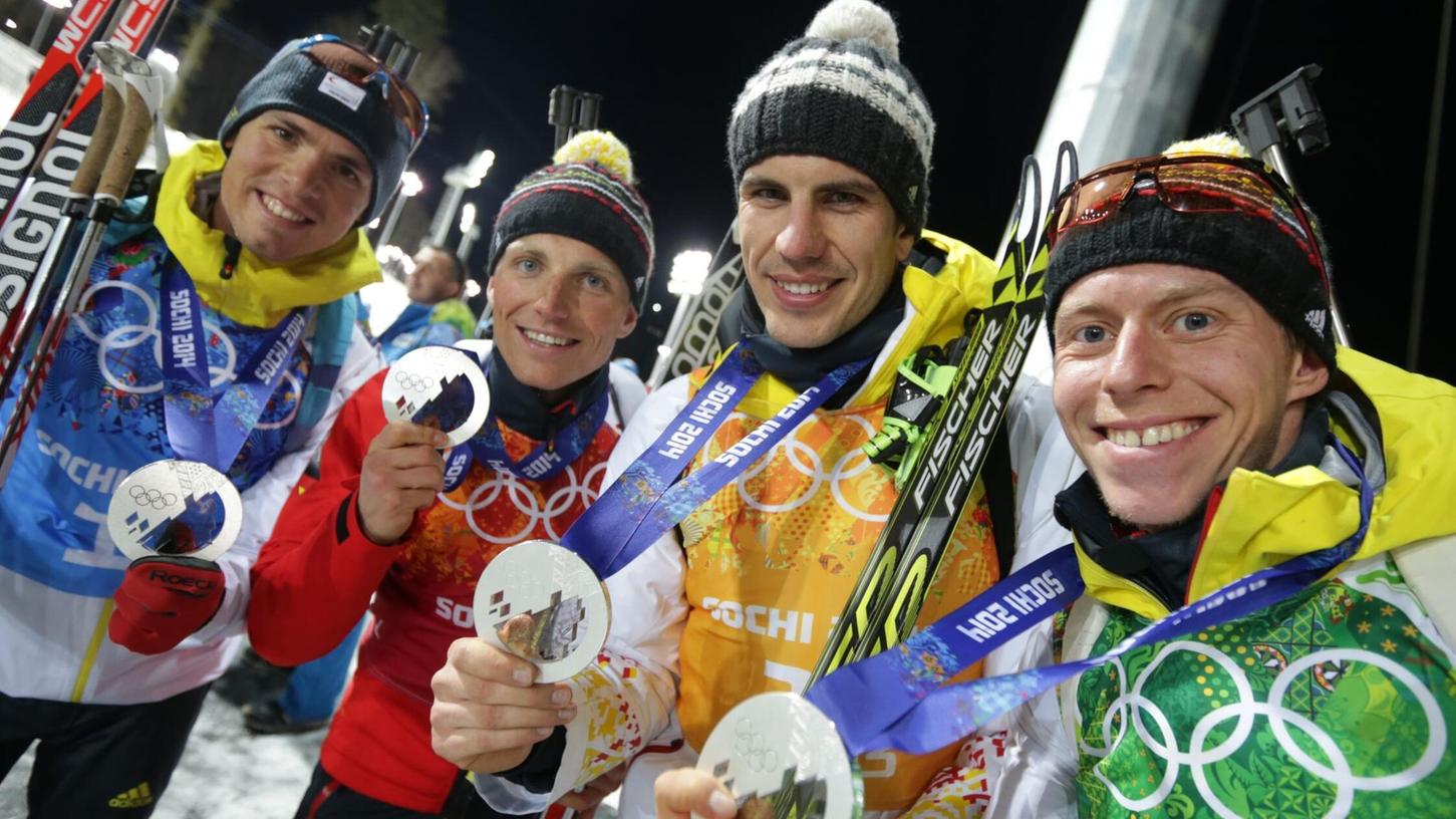 Die deutsche Biathlon-Staffel von Sotschi 2014 bekommt über elf Jahre später doch noch Olympia-Gold. Die deutsche Biathlon-Staffel von Sotschi 2014 bekommt über elf Jahre später doch noch Olympia-Gold.