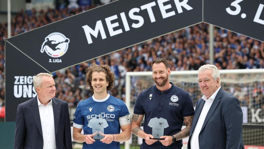 Stratege auf dem Platz und Stratege an der Seitenlinie: Mael Corboz (2.v.l) und Mitch Kniat (2.v.r) Stratege auf dem Platz und Stratege an der Seitenlinie: Mael Corboz (2.v.l) und Mitch Kniat (2.v.r)