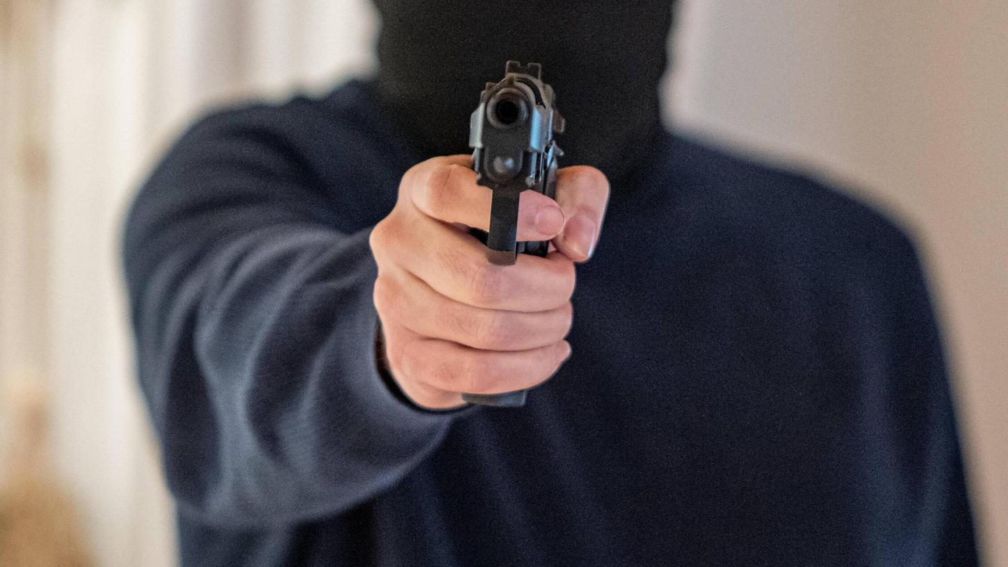 Der Jugendliche aus der Gemeinde Illerschwang schickte seinem Kontrahenten ein Bild von einer Waffe. Der Jugendliche aus der Gemeinde Illerschwang schickte seinem Kontrahenten ein Bild von einer Waffe.