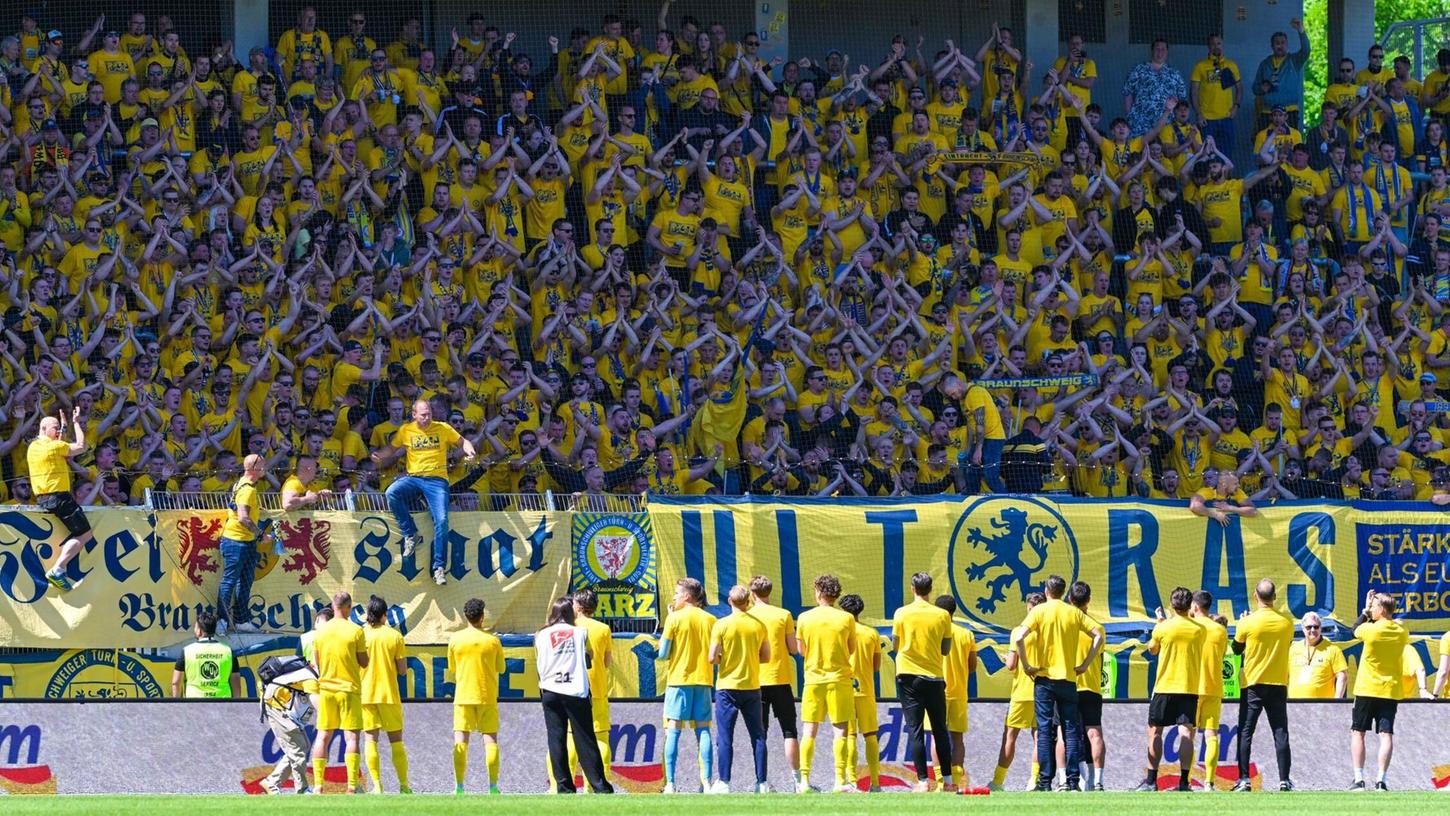 Angespannte Situation: Spieler und Fans von Eintracht Braunschweig. Angespannte Situation: Spieler und Fans von Eintracht Braunschweig.