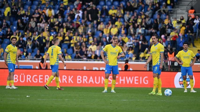 Deprimierende Stimmung: Die Spieler von Eintracht Braunschweig nach dem 1:4 gegen Nürnberg. Deprimierende Stimmung: Die Spieler von Eintracht Braunschweig nach dem 1:4 gegen Nürnberg.