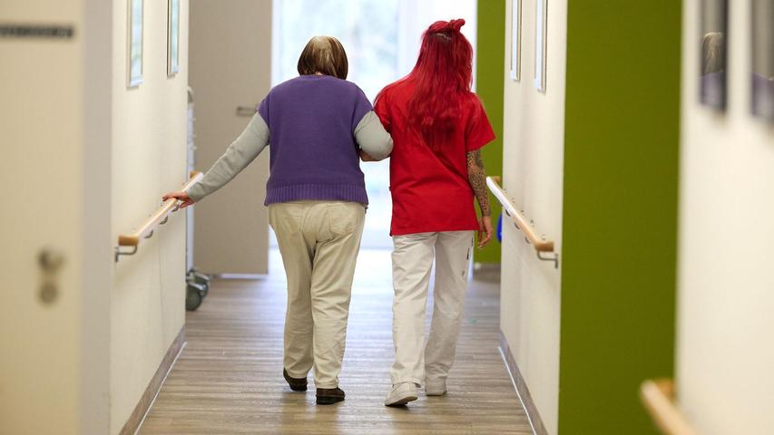 Immer mehr Pflegebedürftigen sind auf Hilfe angewiesen. Immer mehr Pflegebedürftigen sind auf Hilfe angewiesen.