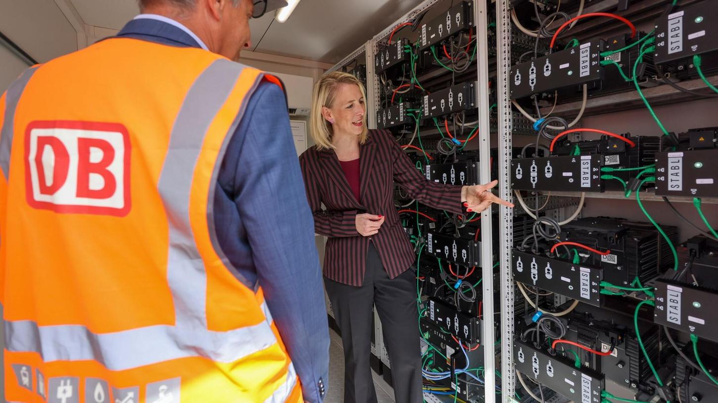 Laut Katrin Habenschaden, Nachhaltigkeitschefin der Deutschen Bahn, kann mit Solaranlagen und Batteriespeichern rund ein Viertel des Strombedarfs im Leipziger Werk gedeckt werden. Laut Katrin Habenschaden, Nachhaltigkeitschefin der Deutschen Bahn, kann mit Solaranlagen und Batteriespeichern rund ein Viertel des Strombedarfs im Leipziger Werk gedeckt werden.