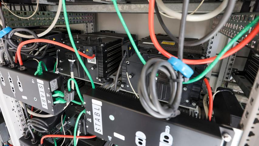 Der sogenannte Second Life Batteriespeicher besteht aus alten E-Auto-Batterien, die über die eigene Solaranlage geladen werden. Der sogenannte Second Life Batteriespeicher besteht aus alten E-Auto-Batterien, die über die eigene Solaranlage geladen werden.
