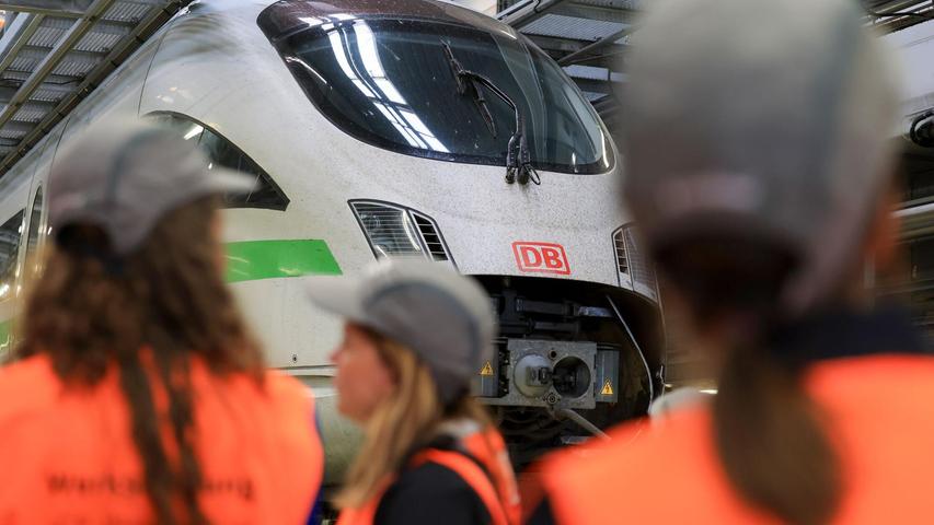 Im ICE-Werk Leipzig werde Züge gewartet. Im ICE-Werk Leipzig werde Züge gewartet.