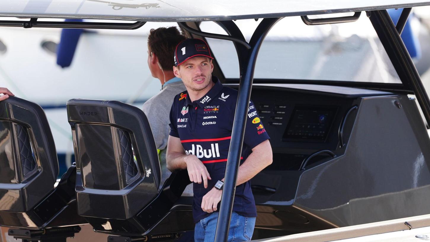 Max Verstappen kam per Boot im Fahrerlager von Monaco an. Max Verstappen kam per Boot im Fahrerlager von Monaco an.