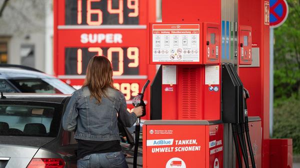 PRODUKTION - 15.04.2025, Sachsen, Dresden: Eine Fr