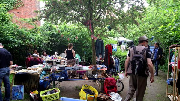 In Nürnberger Hinterhöfen lässt es sich hervorragend entspannen - und trödeln. Am Samstag darf man in Thon (9-13 Uhr), Boxdorf (10-15 Uhr) und Gostenhof-Ost (11-17 Uhr) nach Secondhandware Ausschau halten. Am Sonntag (10-16 Uhr) findet der Gründlacher Garagenflohmarkt (Klein- u Großgründlach, Reutles) statt. Alle Märkte sind nichtgewerblich organisiert.