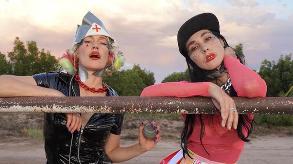 Bianca und Sierra Casady sind zwei Fixpunkte der experimentellen Popmusik. Am Sonntag gastieren die Opernsängerin (Sierra) und Theaterregisseurin (Bianca) im Z-Bau Saal. Das Konzert von CocoRosie beginnt um 20 Uhr.