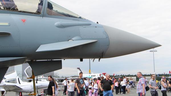 Der Nürnberger Albrecht-Dürer-Flughafen feiert am Sonntag 70-jähriges Bestehen. Von 11 bis 17 Uhr darf das Publikum kleine wie große Flugzeuge aus der Nähe bestaunen. Außerdem sind Rundflüge möglich. Daneben gewährt der Zoll Einblicke in seine Arbeit und der ADAC hat einen Überschlagsimulator parat. Ein Kinderprogramm rundet ab.