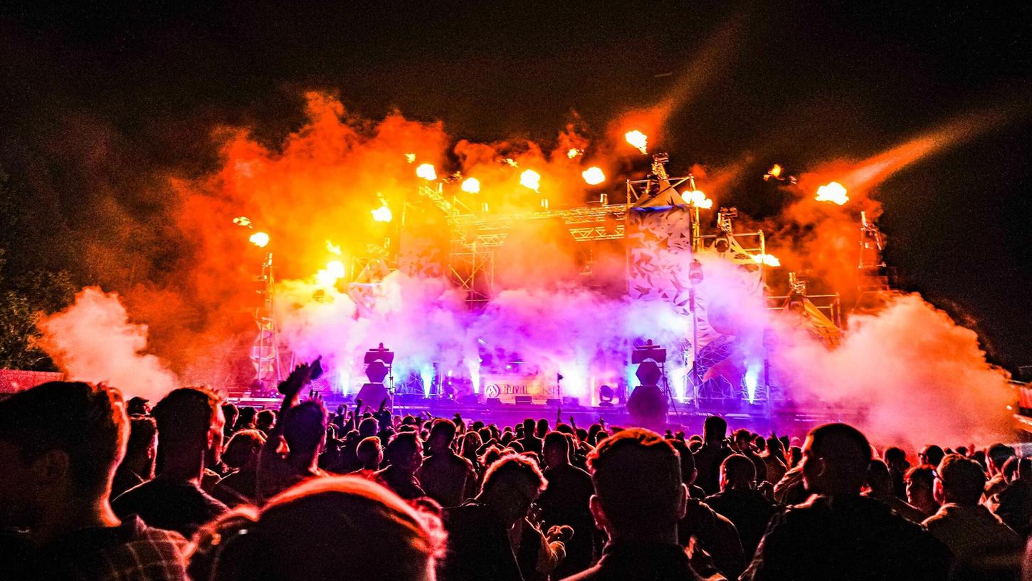 Stimmungsvoll: Bei Burning Beach verwandelt sich der Allmannsdorfer Seestrand in ein Mekka für Freunde der elektronischen Musik. Stimmungsvoll: Bei Burning Beach verwandelt sich der Allmannsdorfer Seestrand in ein Mekka für Freunde der elektronischen Musik.