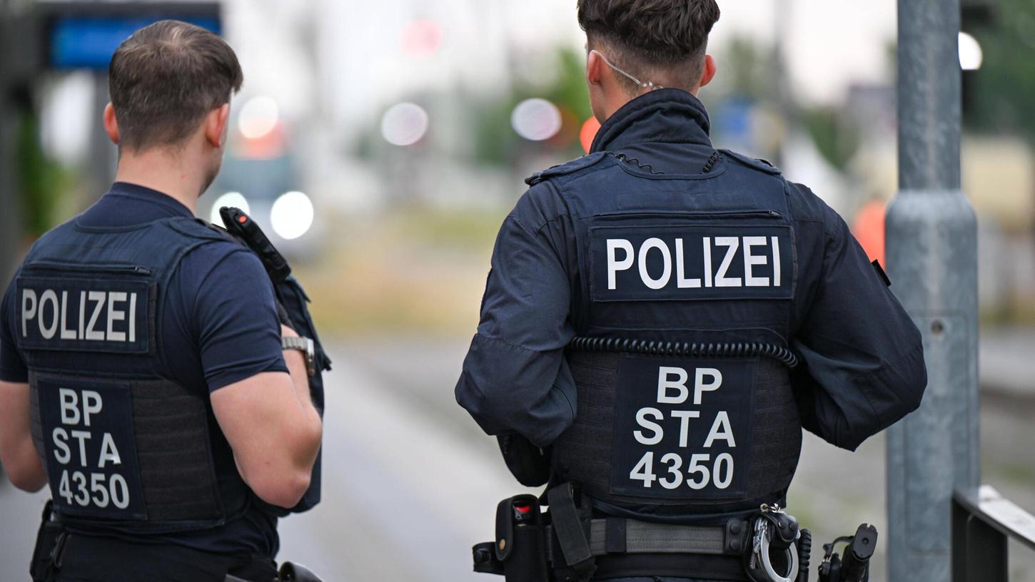 Die Bundespolizei muss derzeit maximal verfügbar sein, um die erhöhten Grenzkontrollen durchführen zu können. Die Bundespolizei muss derzeit maximal verfügbar sein, um die erhöhten Grenzkontrollen durchführen zu können.