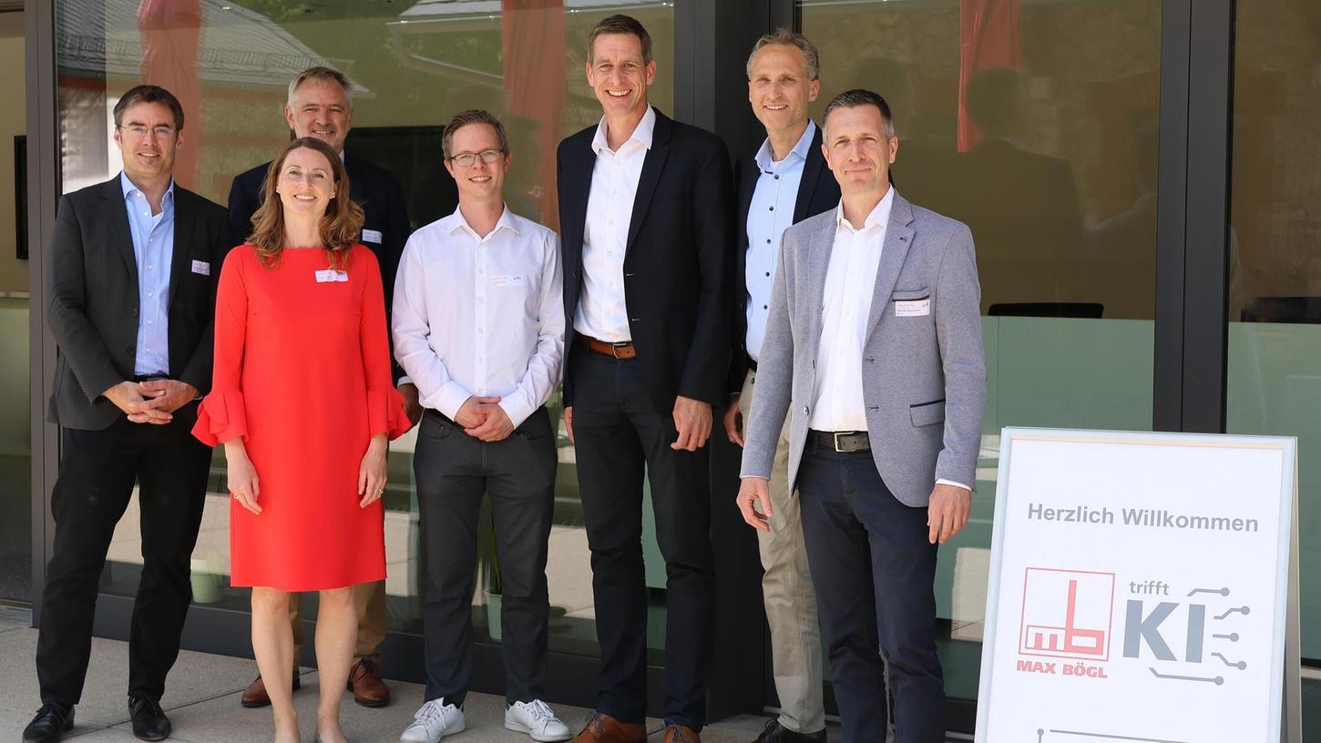 Sie gaben bei „Max Bögl trifft KI“ Einblicke in die digitale Bauzukunft (von links): Prof. Dr. Wolfgang Mauerer (OTH Regensburg), Prof. Dr. Theresa Treffers (TUM School of Management), Martin Schneider (Bayerischer Bauindustrieverband), Dr. Andreas Liebl (appliedAI Initiative). Stefan Bögl (Vorstandsvorsitzender der Firmengruppe Max Bögl), Stephan Lüttger (Leiter Lean Management der Max Bögl Wind AG) und Manuel Götzendörfer (BEFIVE). Sie gaben bei „Max Bögl trifft KI“ Einblicke in die digitale Bauzukunft (von links): Prof. Dr. Wolfgang Mauerer (OTH Regensburg), Prof. Dr. Theresa Treffers (TUM School of Management), Martin Schneider (Bayerischer Bauindustrieverband), Dr. Andreas Liebl (appliedAI Initiative). Stefan Bögl (Vorstandsvorsitzender der Firmengruppe Max Bögl), Stephan Lüttger (Leiter Lean Management der Max Bögl Wind AG) und Manuel Götzendörfer (BEFIVE).