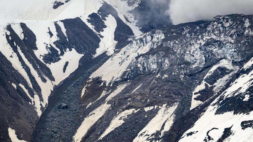 Riesige Schuttmassen drücken den Gletscher Richtung Tal. Riesige Schuttmassen drücken den Gletscher Richtung Tal.