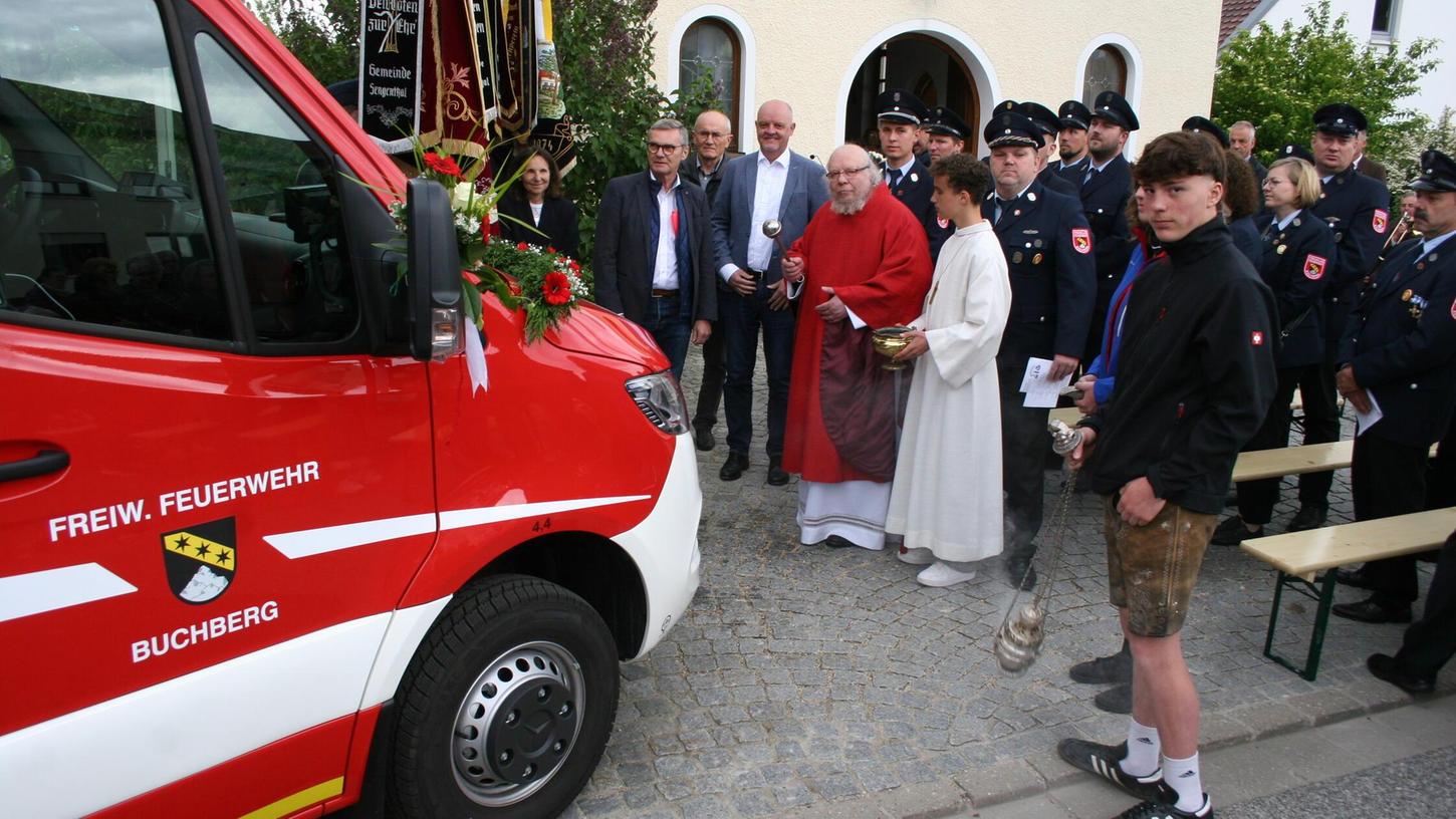 Pfarrer Manfred Obermayer vollzog im Beisein der Ehrengäste, Bürgermeister und Führungskräfte während des Gedenkgottesdienstes die Weihe für das neue Einsatzfahrzeug der FF-Buchberg. Pfarrer Manfred Obermayer vollzog im Beisein der Ehrengäste, Bürgermeister und Führungskräfte während des Gedenkgottesdienstes die Weihe für das neue Einsatzfahrzeug der FF-Buchberg.