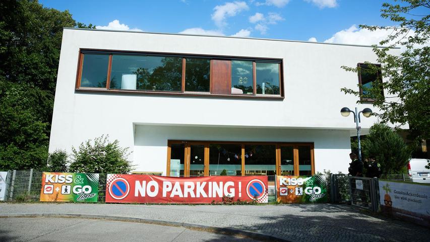 Im Umfeld der Schule liefen polizeiliche Maßnahmen, sagte ein Polizeisprecher, nannte aber keine Details. Im Umfeld der Schule liefen polizeiliche Maßnahmen, sagte ein Polizeisprecher, nannte aber keine Details.