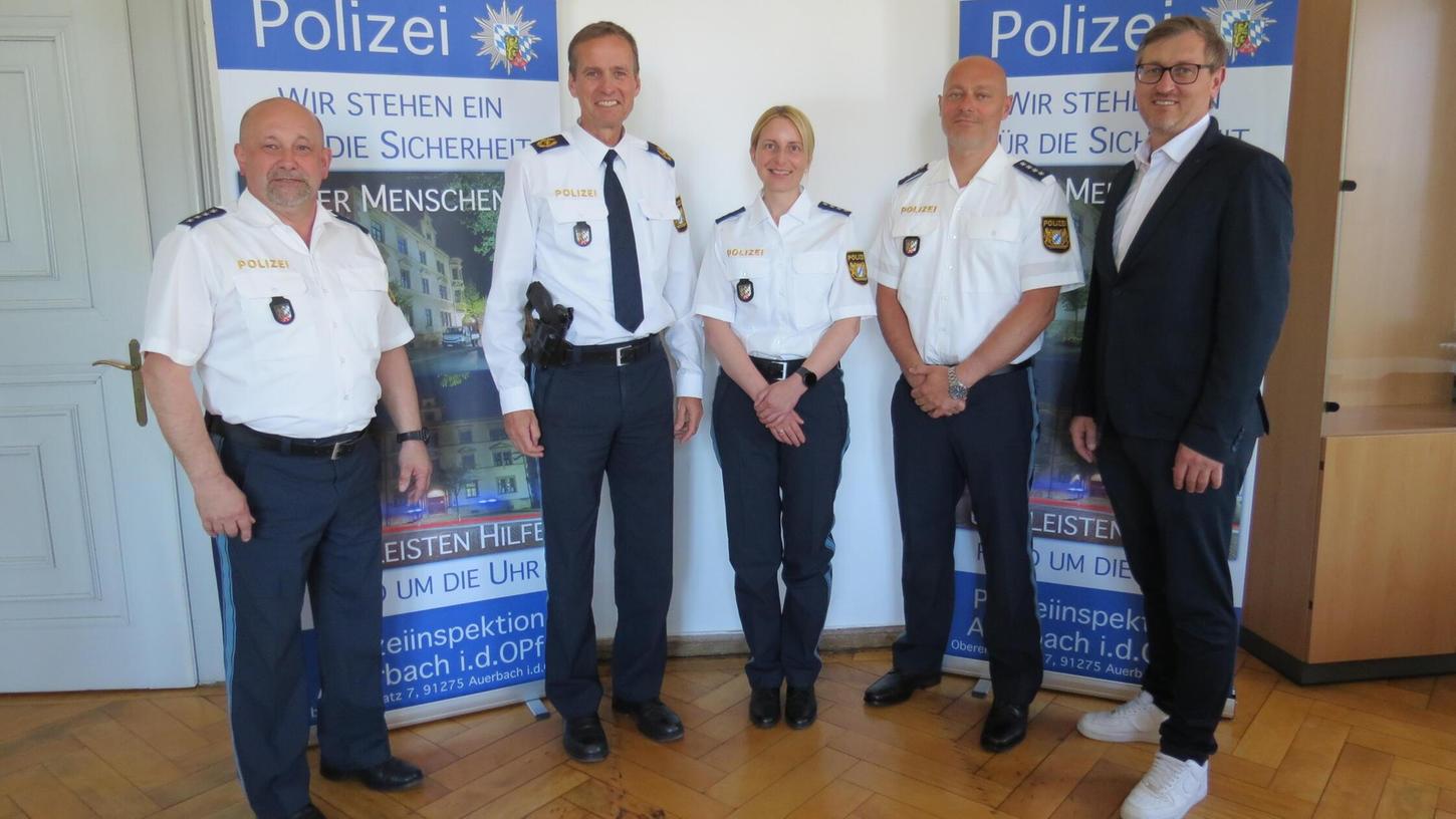 Freuen sich über die neue Unterstützung: Der Dienststellenleiter Manfred Plößner (v.li.) und Vizepräsident Robert Fuchs mit Nicole Götz, Holger Jodlbauer und Personalrat Wolfgang Bayerl. Freuen sich über die neue Unterstützung: Der Dienststellenleiter Manfred Plößner (v.li.) und Vizepräsident Robert Fuchs mit Nicole Götz, Holger Jodlbauer und Personalrat Wolfgang Bayerl.