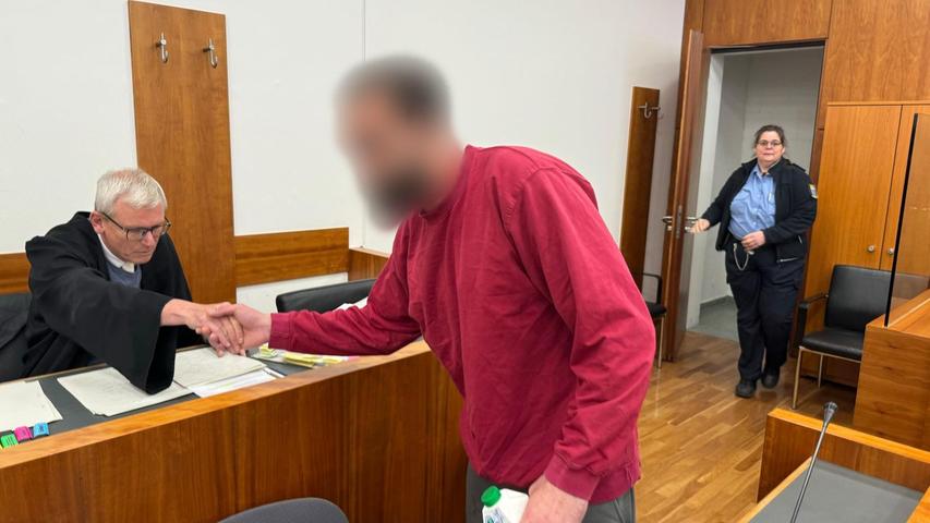 Das Gericht sah es als erwiesen an, dass der 29-Jährige seinen Mitbewohner aus Eifersucht mit zwei Axthieben heimtückisch ermordete, als dieser schlief. Das Gericht sah es als erwiesen an, dass der 29-Jährige seinen Mitbewohner aus Eifersucht mit zwei Axthieben heimtückisch ermordete, als dieser schlief.
