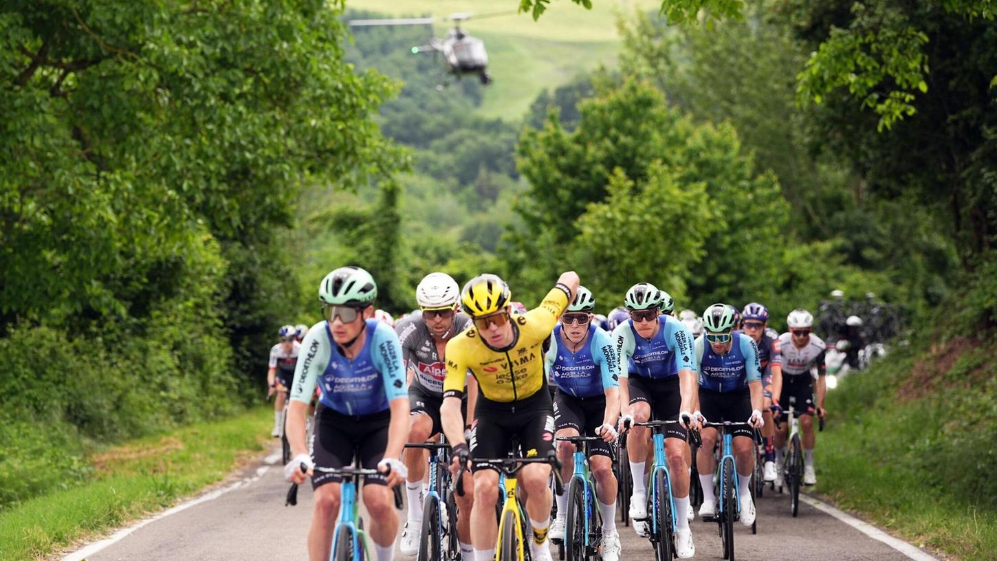 Die Fahrer beim 108. Giro d’Italia in Aktion. Die Fahrer beim 108. Giro d’Italia in Aktion.