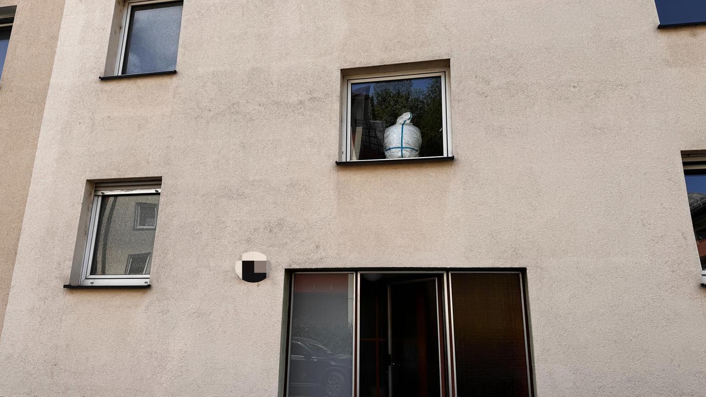 Am frühen Donnerstagmorgen, 15. Mai, wurde die Polizei zu einem Einsatz in der Feldgasse in Nürnberg gerufen. Am frühen Donnerstagmorgen, 15. Mai, wurde die Polizei zu einem Einsatz in der Feldgasse in Nürnberg gerufen.