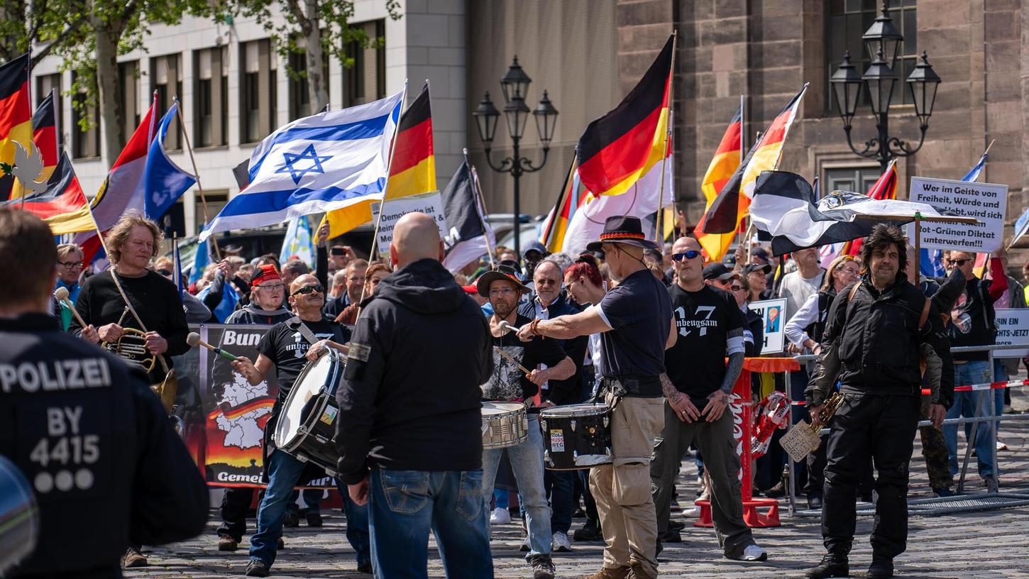 Das „Team Menschenrechte“ am 26. April kurz vor Beginn des Demonstrationszugs auf dem Jakobsplatz in Nürnberg. Das „Team Menschenrechte“ am 26. April kurz vor Beginn des Demonstrationszugs auf dem Jakobsplatz in Nürnberg.