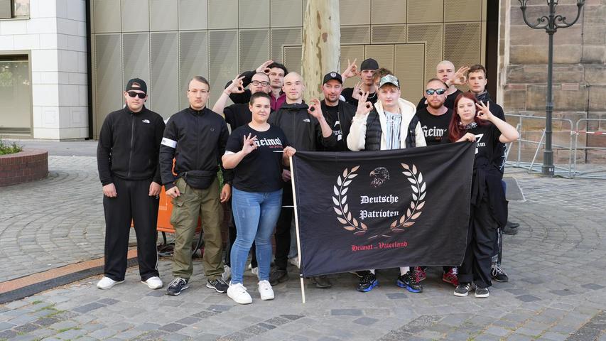 Zur Gestik einiger Teilnehmenden gehörte am Montag auch das Zeigen des White-Power-Handzeichens. Ein Symbol, das von verschiedenen rechtsextremen Gruppen verwendet wird, um die Überlegenheit von weißen Menschen zu propagieren. Zwei Teilnehmende zeigen ein Handzeichen, das auf die Zahl „88“ anspielt. Der Zahlencode steht in rechtsextremen Kreisen für „Heil Hitler“. Zur Gestik einiger Teilnehmenden gehörte am Montag auch das Zeigen des White-Power-Handzeichens. Ein Symbol, das von verschiedenen rechtsextremen Gruppen verwendet wird, um die Überlegenheit von weißen Menschen zu propagieren. Zwei Teilnehmende zeigen ein Handzeichen, das auf die Zahl „88“ anspielt. Der Zahlencode steht in rechtsextremen Kreisen für „Heil Hitler“.